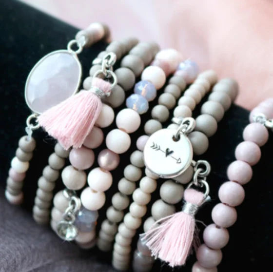 Glaskralen: Foto: Glas kralen in verschillende kleuren en vormen, perfect voor het maken van unieke sieraden met een chique uitstraling.