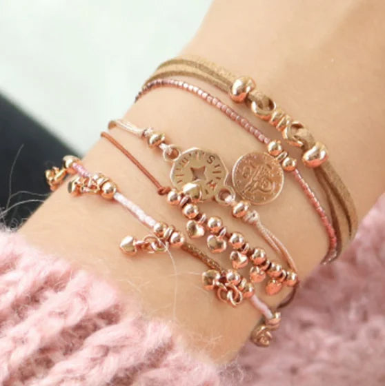 Metalen kralen: Foto: Metalen kralen in diverse kleuren en designs, perfect voor het creëren van trendy sieraden met een stoere of elegante uitstraling.