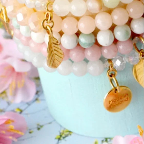 Natuursteen Kralen: Foto: Natuursteen kralen in diverse kleuren en vormen, perfect voor het maken van unieke sieraden met een authentieke uitstraling. Verkrijgbaar in verschillende edelstenen en mineralen.