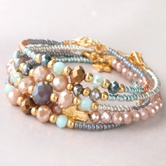 Overigen Kralen: Foto: Diverse kralen in verschillende materialen, kleuren en vormen, perfect voor het creëren van unieke sieraden met een eigen stijl. Ontdek ons assortiment kralen voor inspiratie!