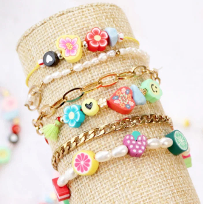 Polymeer Kralen: Foto: Polymeer kralen in diverse kleuren en vormen, perfect voor het maken van unieke sieraden met een speelse uitstraling. Verkrijgbaar in verschillende materialen en effecten.