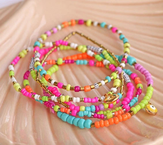 Rocailles: Foto: Rocailles, kleine ronde kralen in diverse kleuren, ideaal voor het weven van kralenpatronen en borduurwerk.