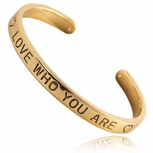 Quote armband 'love who you are' goud