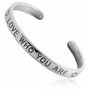 Quote armband 'love who you are' zilver